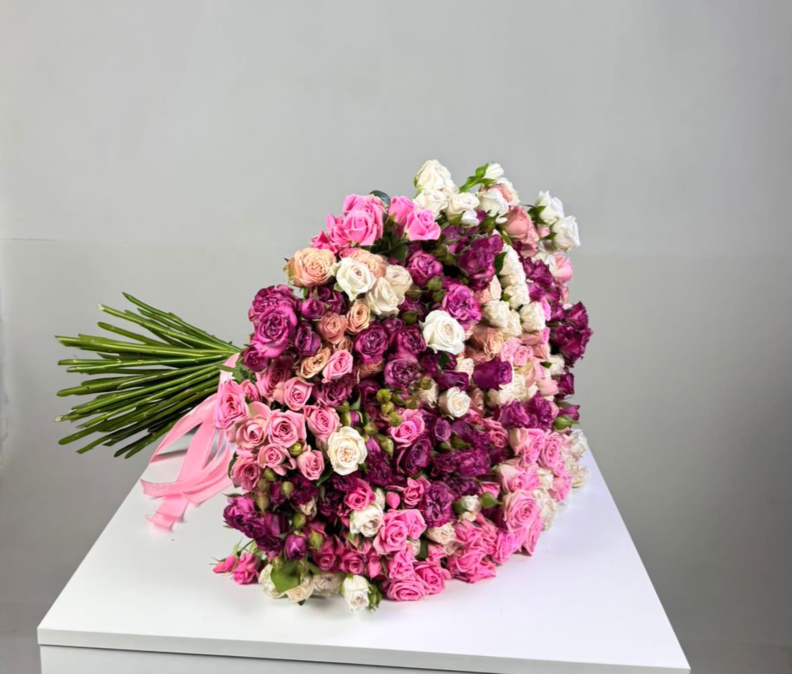 Букет из 101 ветки спрей-роз